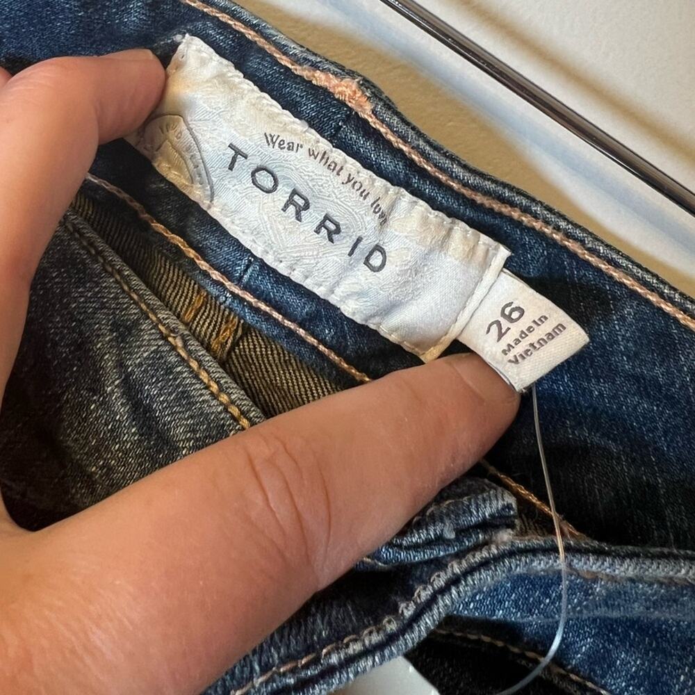 NWT Torrid Mid-Rise Cuffed Denim Shorts Vintage Stretch Medium Wash 26 - Picture 4 of 7